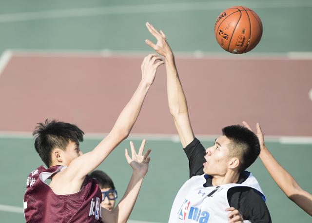 照片中，身着紫罗兰长裙的莉莉·柯林斯尤为明丽动人，好身材尽显。