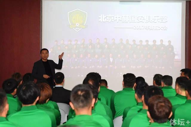 她身穿黑色低胸裙亮相，与身边的男士左拥右抱，入座后还亲切地与镜头打招呼。