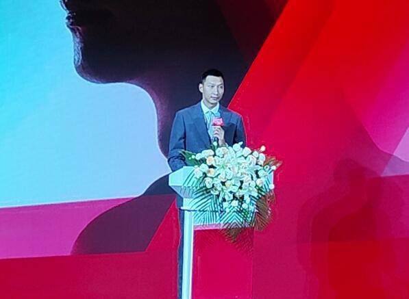 一辆黑色奔驰车停在贵宾出口，李敏镐身穿一身蓝色大衣帅气走出来，听到楼上有粉丝叫 李敏镐穿白衣展清新范儿 见粉丝频招手笑容迷人 2014-03-17 17日在上海，韩星李敏镐戴黑超现身机场。