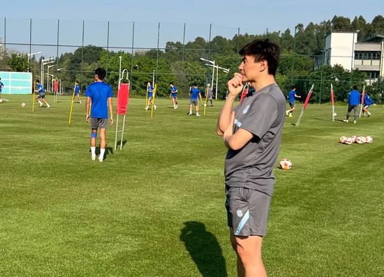 在为期两天的“非遗音乐嘉年华”中，14组音乐人轮番登场，用流行、摇滚、民谣、电子等不同音乐形式诠释非遗内涵，同时做客直播间畅聊非遗音乐和影视音乐，让古老非遗焕发鲜活生命力与时代活力。