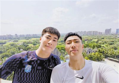 身穿低胸礼服美艳动人的奥尔森与男主角“海扁王”亚伦在一起，十分 《海底两万里》起死回生 布莱恩·辛格晒出剧本 2015-09-18 已经运作了很多年的科幻巨片《海底两万里》在去年宣布流拍。