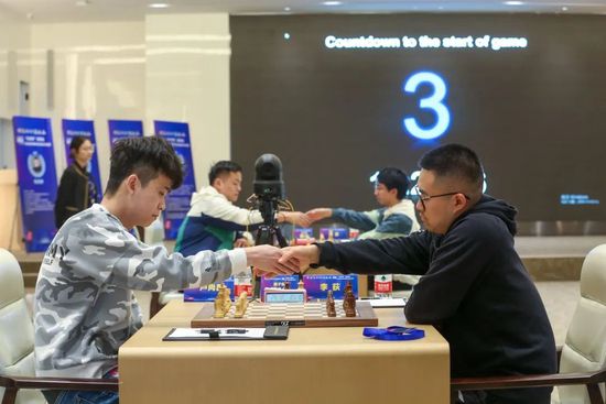 不过《至尊马蒂》可不是一部讲述“劫匪”的传记片，甜茶饰演的是美国传奇乒乓球运动员马蒂·赖斯曼。