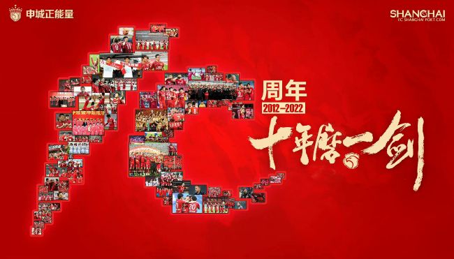 各位获奖影人在后台摆弄奖杯搞怪拍照。