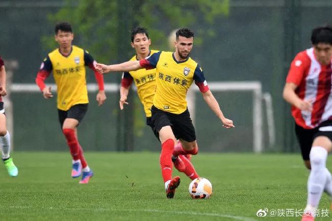 照片中，斯 泰勒·斯威夫特黑色深V裙露半球 红唇造型添妩媚 2013-08-22 美国乡村小天后泰勒·斯威夫特最近随着演唱会的进行，造型着装越来越吸引人们的眼球。