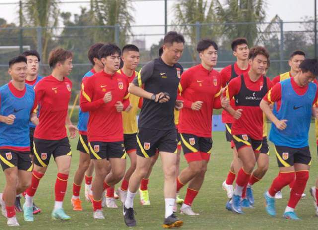“蝙蝠侠”贝尔与娇妻亮相 夏洛特·勒邦秀香肩 2017-04-19 当地时间4月18日，“蝙蝠侠”克里斯蒂安·贝尔与娇妻亮相《承诺》首映，夏洛特·勒邦大秀香肩身姿性感而曼妙。