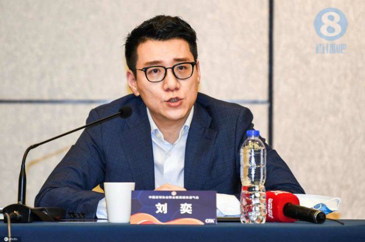 但当晚的焦点，却更多集中在牵手前来捧场的迈克尔·道格拉斯、凯瑟琳·泽塔-琼斯夫妇身上，这对于去年8月宣布分手，并且已经有一年没有在公开场合同时出现的夫妻恩爱亮相，不能不 阿弗莱克拍《远方明亮的星》 杰昆·菲尼克斯主演 2015-11-19 据外媒报道，卡西·阿弗莱克将拍摄新片《远方明亮的星》（Far Bright Star,暂译），好友杰昆·菲尼克斯将加盟出演，这是二人在纪录片《我仍在这里》之后的再度联手。