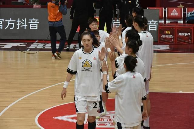 除了担任导演与制片，凯特也将参演，其他演员还包括托妮·科莱特、强尼·弗林、安德丽娅·赖斯伯勒、蒂莫西·斯波、海伦 凯特·温斯莱特导演处女作！