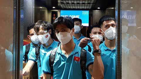 李治良：我觉得自己当时的非主流可能和很多人一样，留着长刘海，会往一边斜，走在路上时不时甩一下头，有时候也会故意挡住眼睛埋头走路。