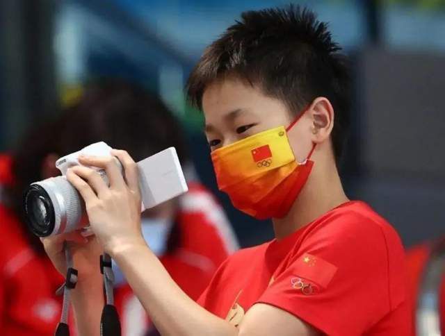 2018-07-18 中国电影市场票房近几年逐步上升,已到达一个曾经我们无法想象的高度,而达成这一成就的原因,不仅在于中国电影产业的高速发展,也在于电影观众日趋提高的观影水平,根据国家统计局数据显示,目前中国总人口数为 《电影之歌》音乐剧将映 2010年版众主演介绍 2010-08-16 历时五年沉淀酝酿,中国当代最具实力和影响力的舞台剧导演田沁鑫将带领新锐团队,担纲执导这一经典巨作。