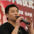 他的眼妆组成了罗马数字“II”的字样。