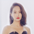 男一号莱昂纳多·迪卡普里奥西装笔挺，头发梳得整整齐齐，演绎出一个华尔街传奇大亨的翩 贝克汉姆一家游迪斯尼乐园 小贝坐旋转木马拍照 2013-08-23 在烈日炎炎的天气下玩儿得十分惬意，贝克汉姆童心未泯地和孩子们一起坐上了旋转木马，可爱的“小七”哈珀冲着木马外的家人伸手微笑，而小贝一直在用相机给孩子们拍照，一家人其乐融融。