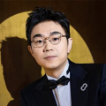 这一幕不仅仅是电影的经典镜头，更成为几代人心中对英雄的永恒记忆。