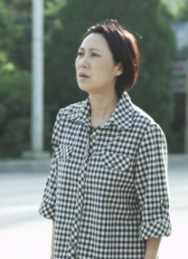 土匪三人并不是纯粹的恶人，实际上他们一开始也是劫富济贫的江湖豪强，然而战争的无奈，让他们走上了欺压百姓的道路。