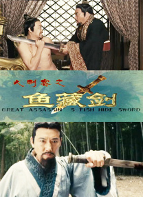 活动现场，王珞丹身着纯白衬衣，搭配黑色皮革短裙。