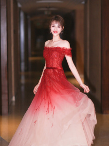 Angelababy、倪妮在现场合影比美。