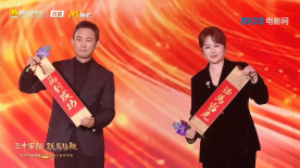 《龙女孩》预告海报双发 李小龙迷妹大战恶势力 2022-07-13 距离电影《龙女孩》的全球上映还有倒计时两天时间，官方正式曝光了影片的终极预告和终极海报，让期待已久的影迷稍稍“解渴”后，再次焦急地期盼着影片于7月15日的全球公映。