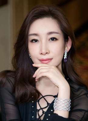 继卷西导演处女作《当你拯救完世界》后，他与摩尔再度重聚。