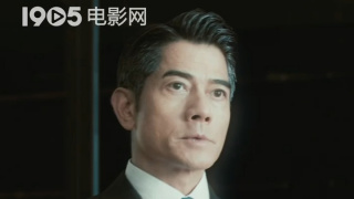 德普中国行做雕塑弹吉他 回纽约卖力宣传露坏笑 2014-04-04 纽约当地时间4月3日，男星约翰·尼德普做客脱口秀节目宣传新片《超验骇客》。