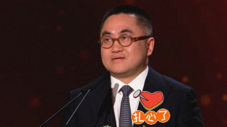 但这种形态蕴蓄着更深层的力，我们会看到身体如何艰难地舒张开来，并再度发起强有力的连续动作。